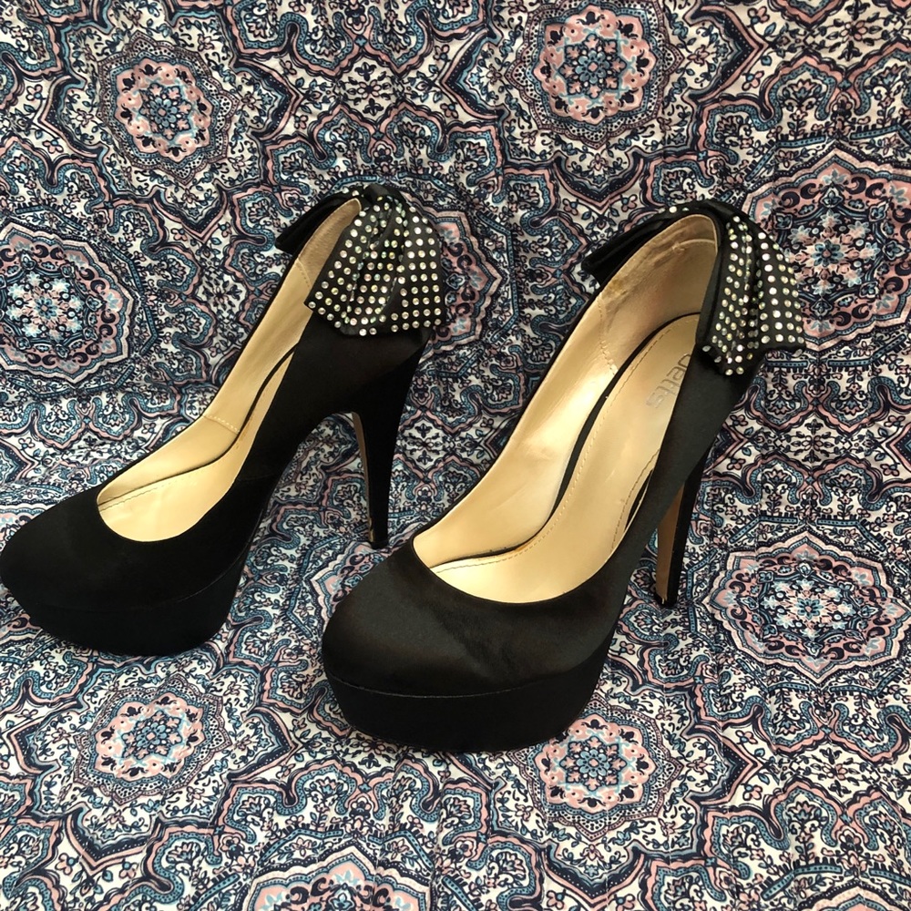 Betts heels, with bedazzled bow! - Picture 2 of 6